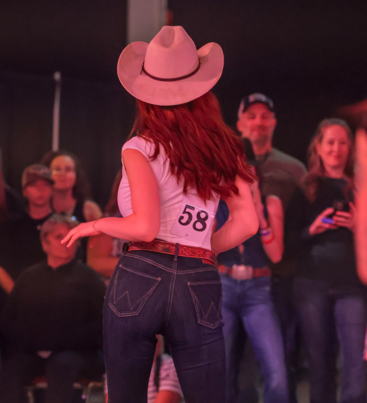 Danseuse performant sur le circuit de compétition Bronco Expérience.