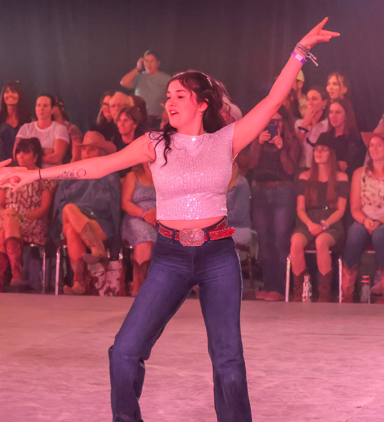 Danseuse exprimant sa joie de performer sur la scène du circuit de compétition Bronco.