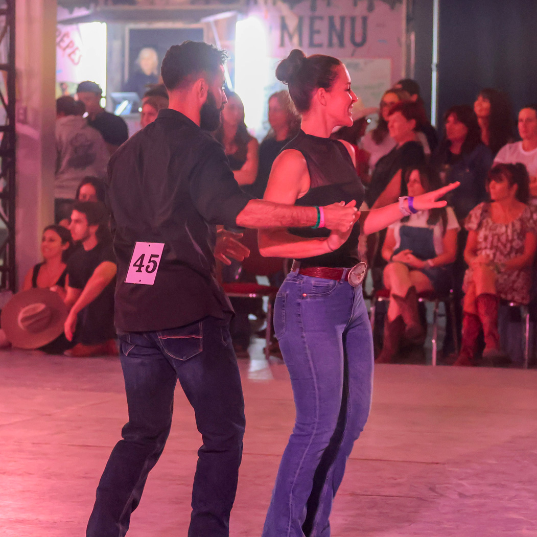 Couple de danseurs en compétition officielle lors d'un événement partenaire du circuit Bronco Expérience.