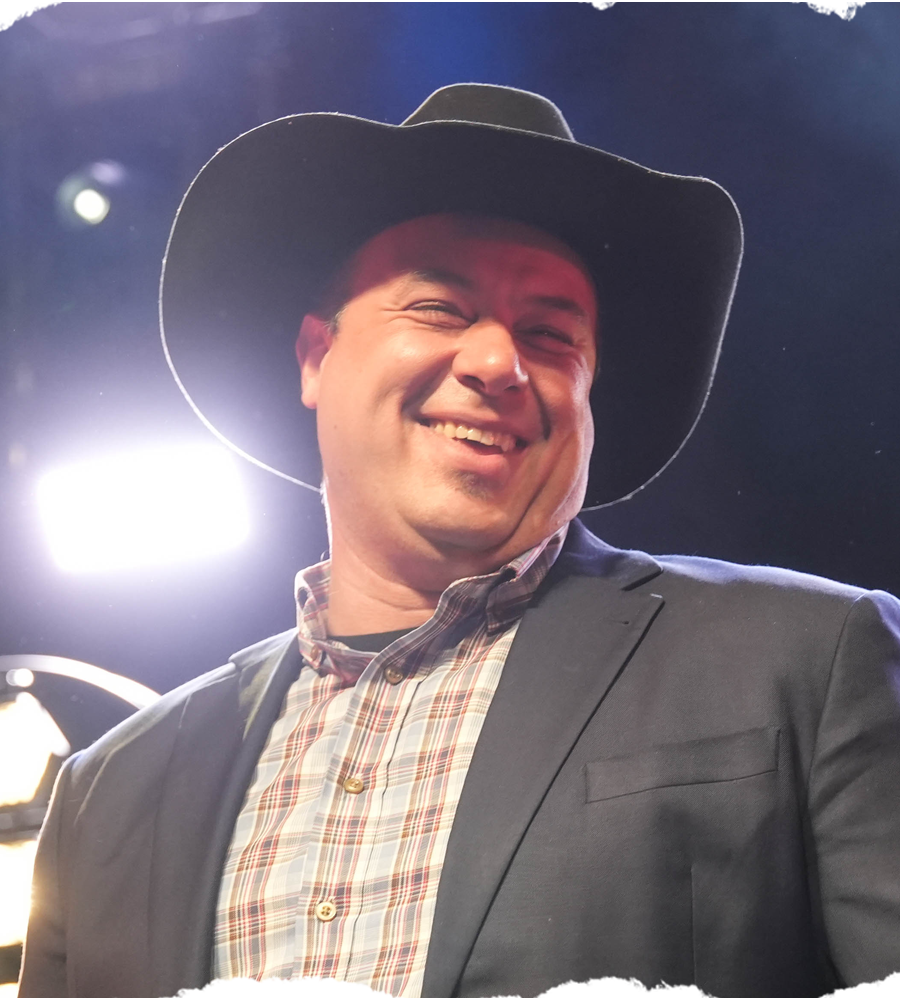 Jean-Michel Morin, juge certifié avec 25 ans d'expérience en danse country et ballroom pour le circuit Bronco.