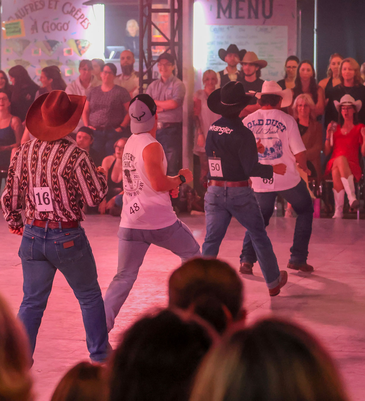 Danseurs de country de lors d'une compétition du circuit Bronco Expérience.