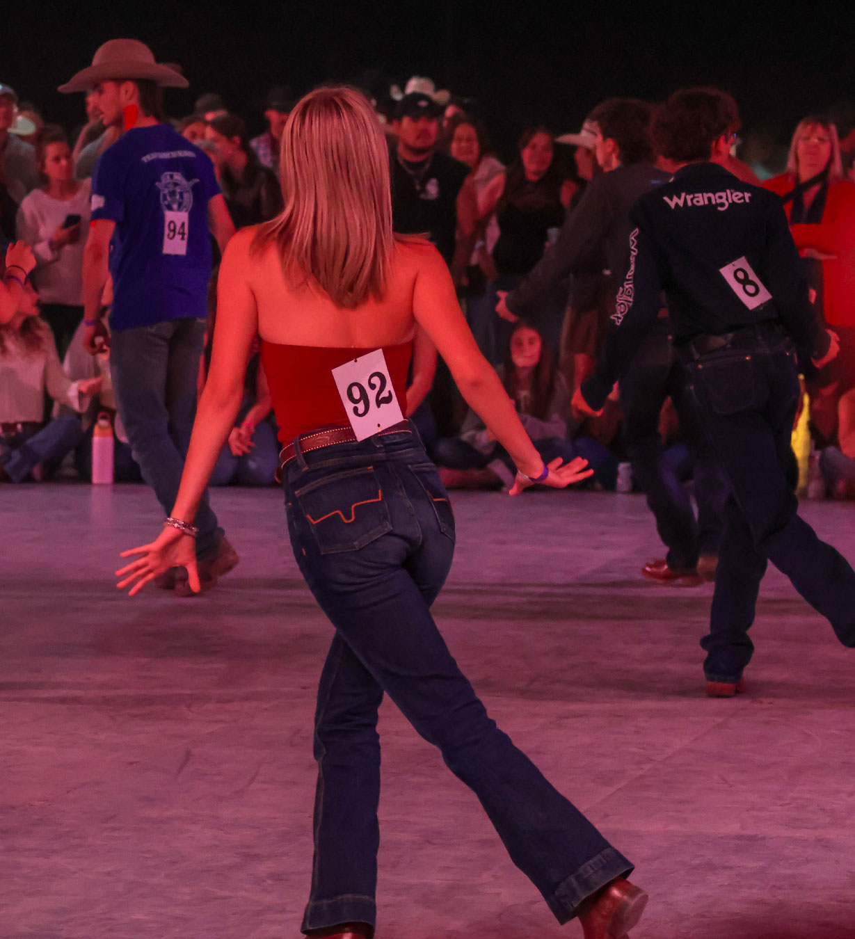Danseuse en action sur la piste lors d'une compétition de danse country.