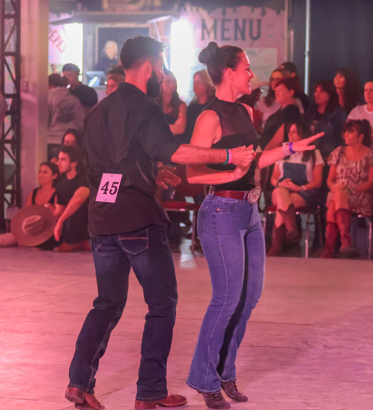 Couple de compétiteurs en pleine démonstration de danse country à deux.