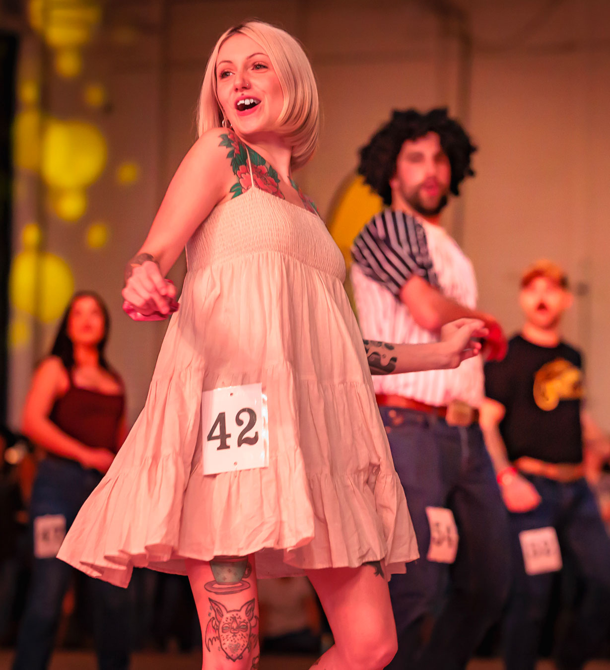 Danseuse énergique performant une chorégraphie de danse country